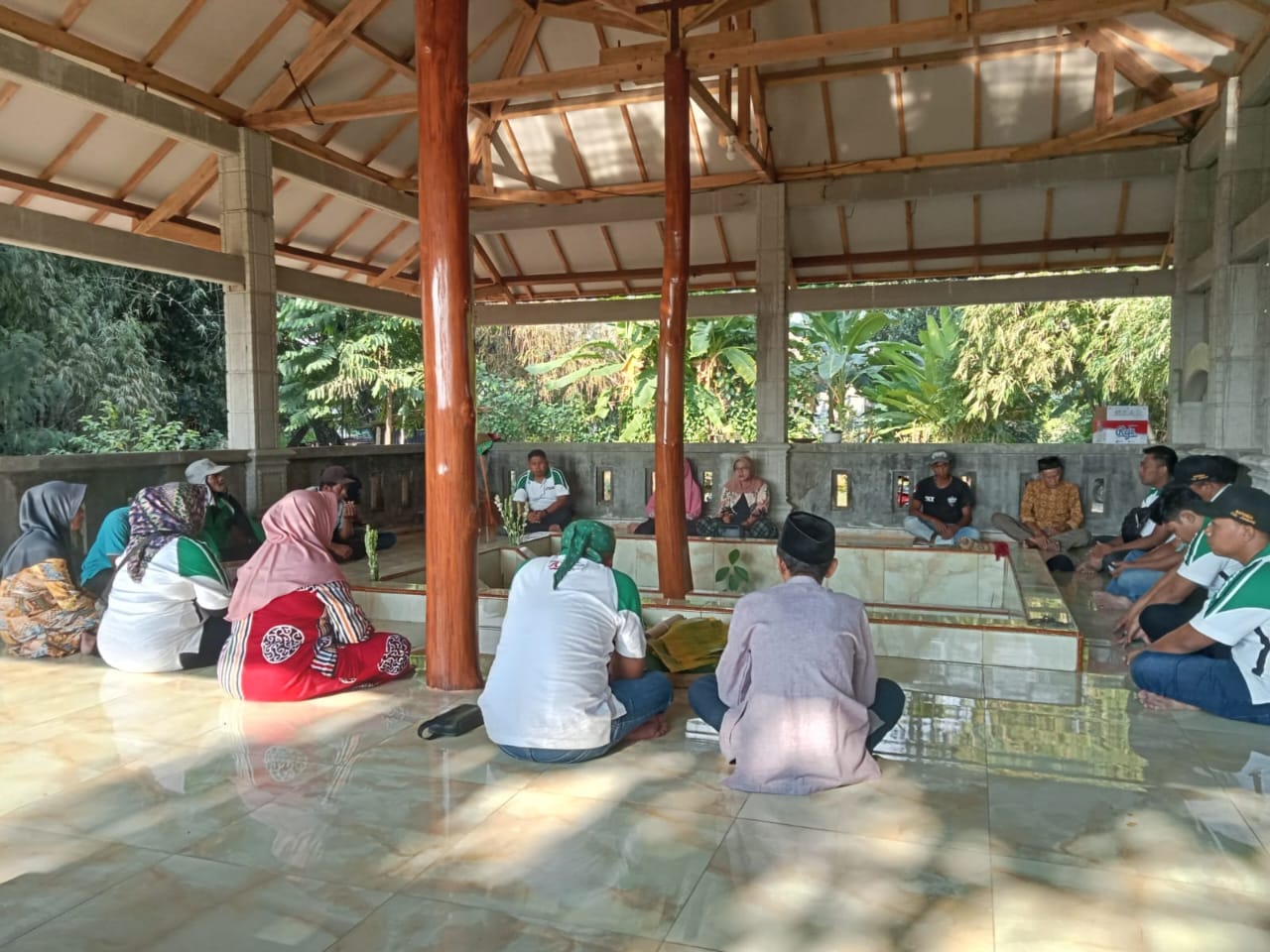 HORMATI LELUHUR: Kepala Desa Tampingmojo Nurus Sa&rsquo;adah bersama jajaran perangkat desa dan warga sekitar saat doa bersama di salah satu punden leluhur desa.