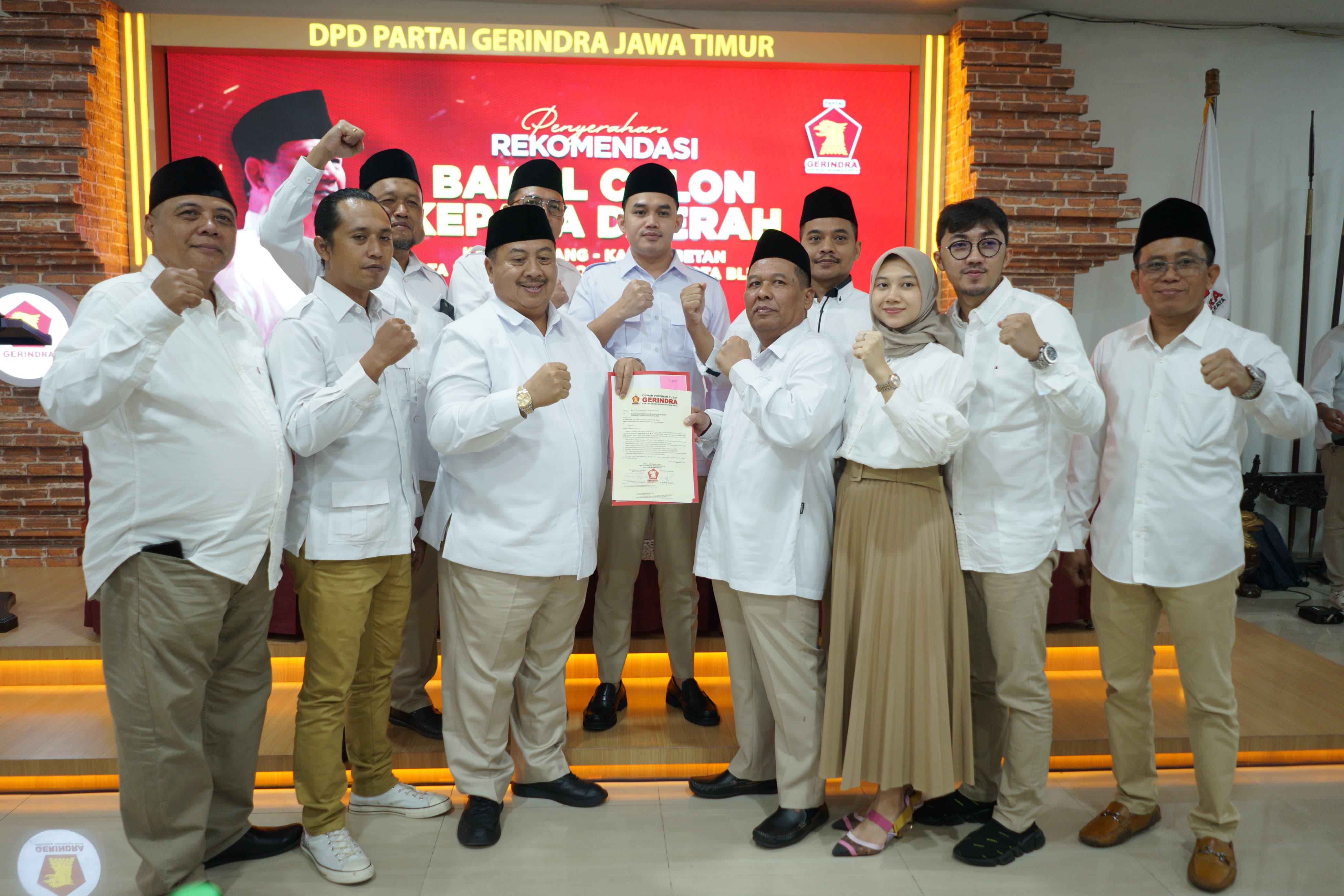 DPP Gerindra menyerahkan rekomendasi kepada pasangan Warsubi-Salamanuddin Yazid (Gus Salman) di kantor DPD Gerindra Jawa Timur di Surabaya, Rabu (21/8).