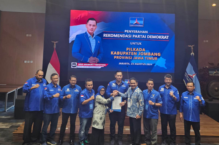 RESMI TURUN: Ketua Umum Partai Demokrat Agus Harimurti Yudhoyono (AHY) resmi memberikan rekom untuk Mundjidah dan Sumrambah, Jumat (23/8) sore.