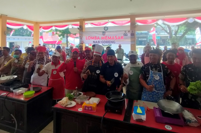 GUYUB: Camat Mojoagung, Muchtar, bersama para peserta lomba masak nasi goreng di Pendopo Kecamatan Mojoagung, Jombang, Kamis (22/8).