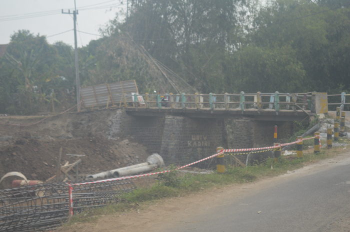 DIGESER: Tiang listrik terdampak proyek perbaikan jembatan di Dusun Banjarsari, Desa/Kecamatan Bareng, Jombang, Jumat (23/8).