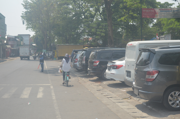 TAK MASUK PAD: Kantong parkir RTH Mojoagung, Jombang, selama ini dikelola masyarakat, Jumat (23/8).