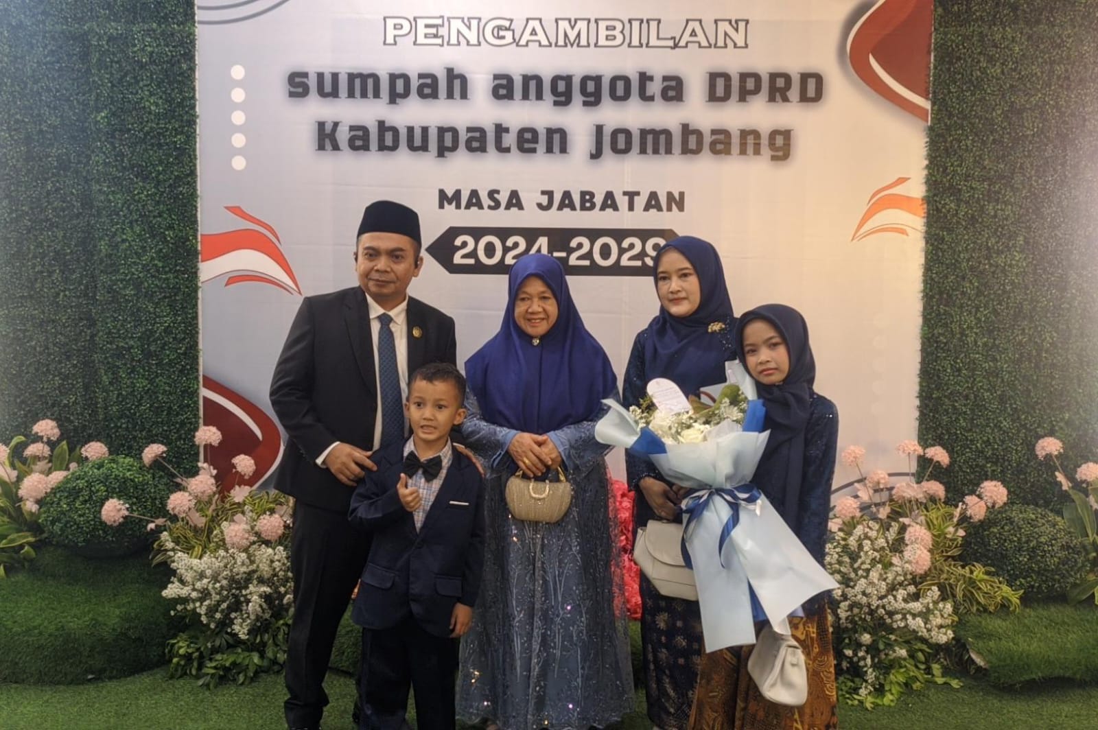 TELADAN: HM Syarif Hidayatullah ST MMT (Gus Sentot) bersama keluarga usai disumpah menjadi anggota DPRD Jombang periode 2024-2029 di gedung dewan, Rabu (21/8).