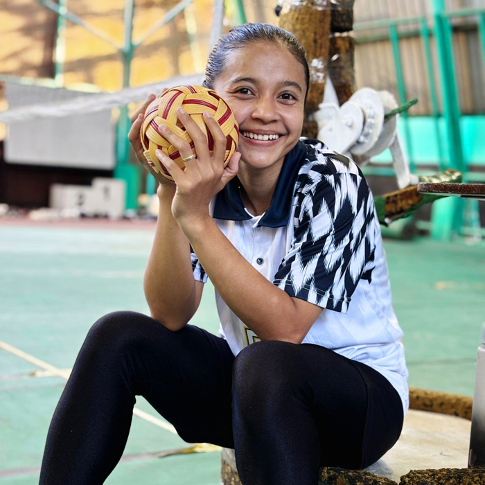 MEMBANGGAKAN: Guru SMPN 1 Peterongan, Jombang, Rini Susanti, yang akan tampil membela tim sepak takraw Jatim pada PON di Aceh dan Sumut 8-20 September.