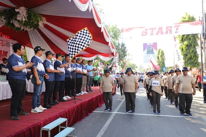 INOVASI: PJ Bupati Jombang, Teguh Narutomo, bersama Forkopimda memberangkatkan peserta Gerak Jalan Ngoro-Jombang (Rojo), Sabtu (24/8) pagi.