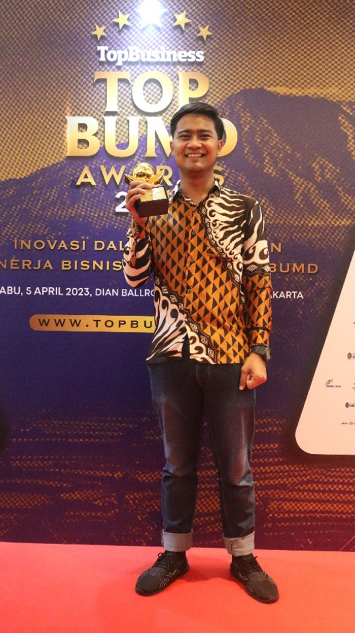 BERDEDIKASI: Kepala Divisi Bisnis Perumda Aneka Usaha Seger Jombang, Mochammad Zenrisky Rahmat Hidayah