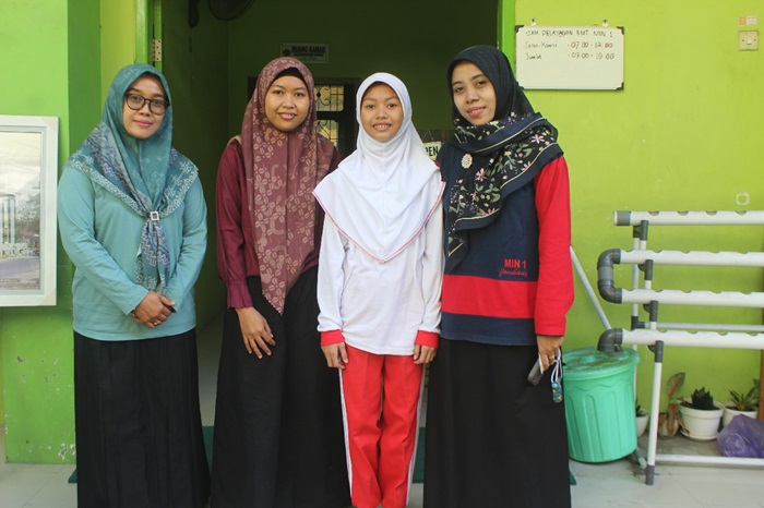 DARI KIRI: Koordinator Kesiswaan MIN 1 Jombang, Puspa Kusumawardhani MPdI,  ibu Axel, Dwi Cahyoningtyas, Axel dan wali kelas 6F MIN 1 Jombang, Avi Ni