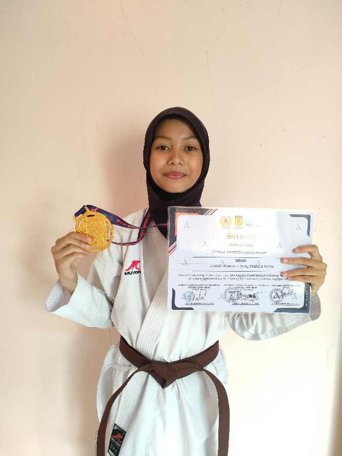 BERPRESTASI: Axelia Vaneeta Widyaswati karateka cilik Jombang yang punya cita-cita jadi atlet profesional.