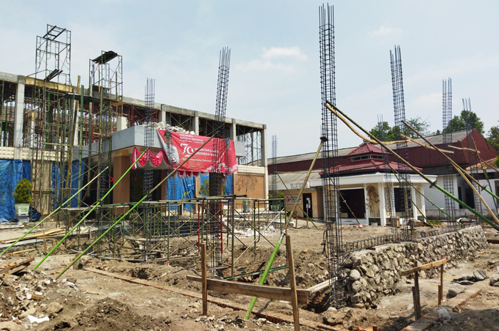 ON PROGRES: Proyek pembangunan gedung Kecamatan Jombang dikebut.