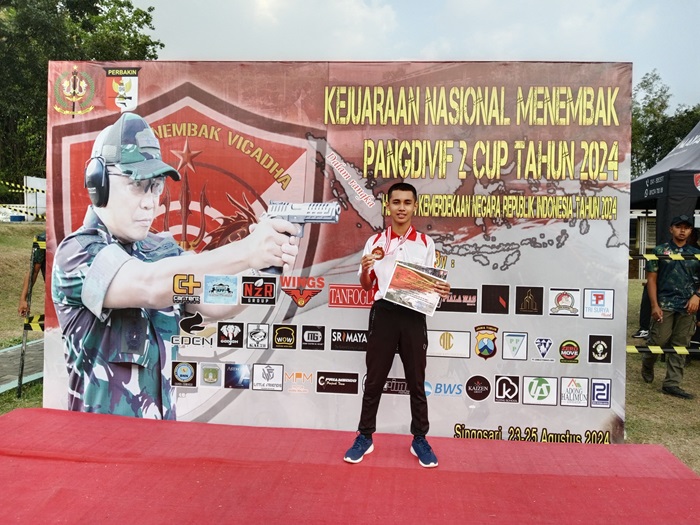 BERPRESTASI: Evan Sigit Prayoga, atlet Jombang, menerima medali perunggu dan piagam penghargaan di kejuaraan menembak tingkat nasional di Singosari Malang 25 Agustus.