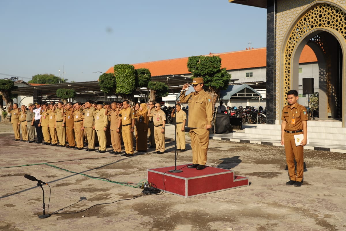 PIMPIN APEL: Pj Bupati Jombang Teguh Narutomo bersama Sekdakab Jombang Agus Purnomo saat memimpin apel kerja ASN, Senin (26/8).