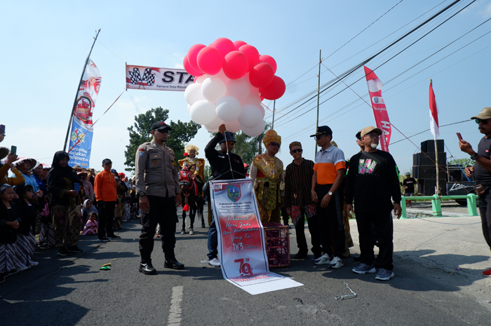 SEMARAK: Kades Watudakon Suharto bersama Camat Kesamben Eka Yulianto dalam peringatan hari jadi ke 183 Desa Watudakon, Kecamatan Kesamben, Jombang, Minggu (18/8).