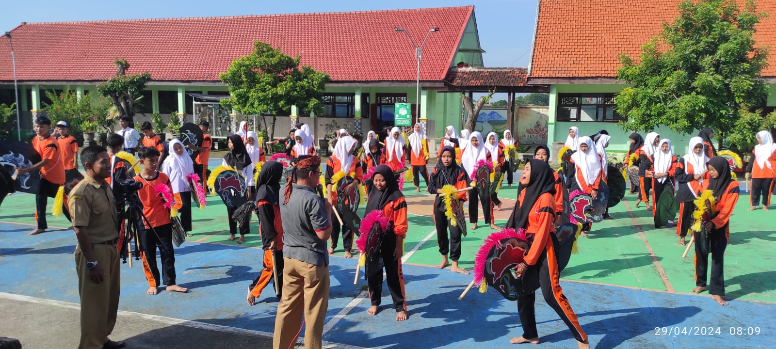 LATIHAN: Persiapan MURI Jaranan dor, siswa SMPN 2 Gudo latihan di halaman sekolah.