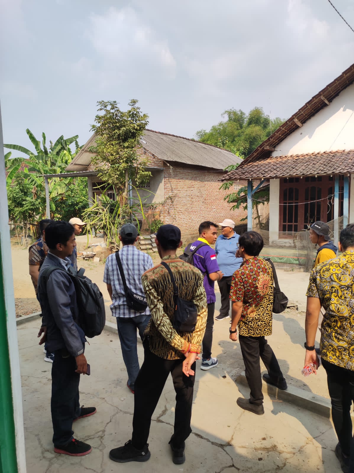 SINERGI: Tim Kementerian PUPR, BPPW Jatim dan Dinas Perkim Jatim melakukan uji petik di Desa Kedunglumpang, Kecamatan Mojoagung, Jombang, Kamis (29/7).