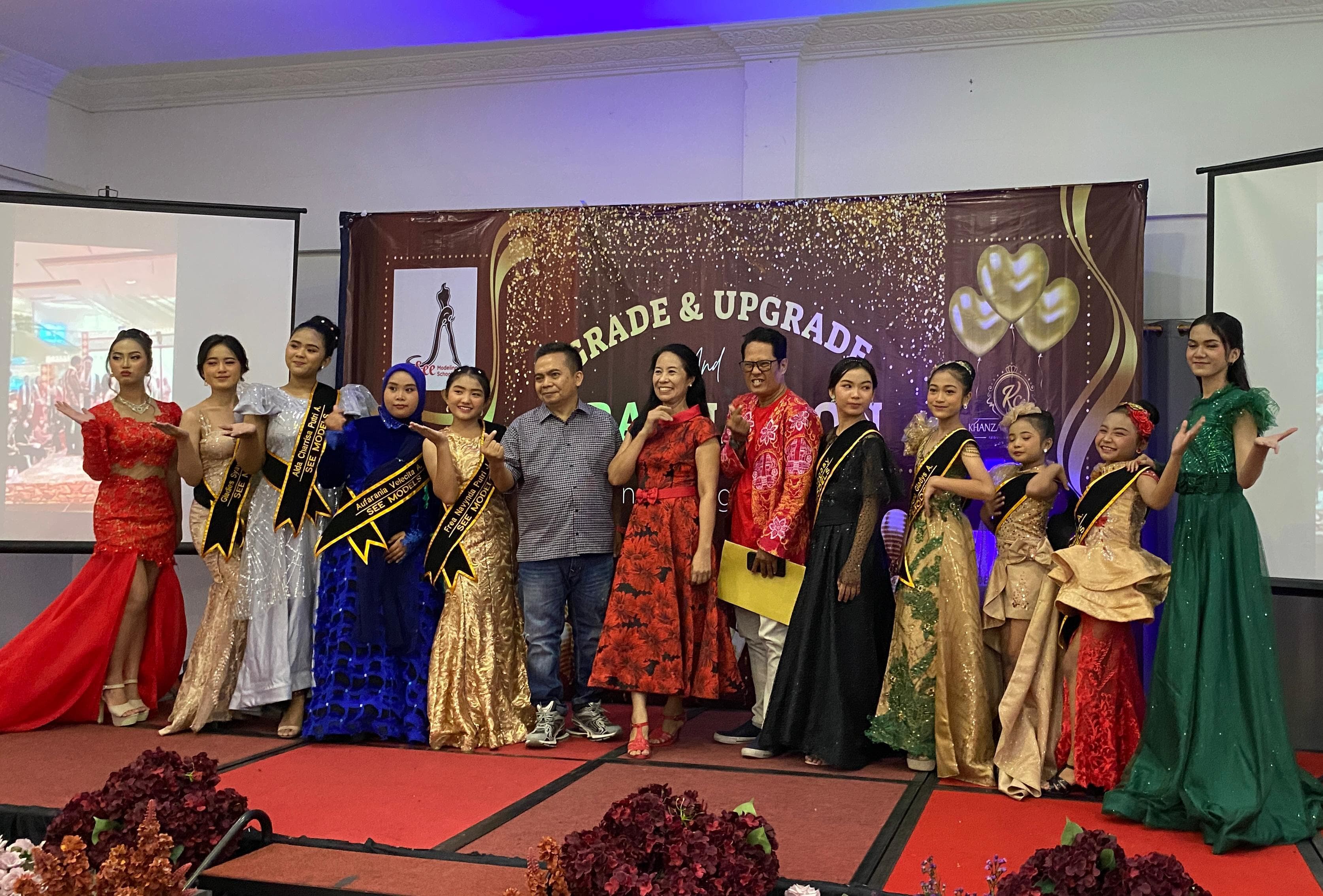 TELADAN: HM Syarif Hidayatullah ST MMT (Gus Sentot) saat menghadiri star graduation See Model School Jombang Minggu (25/8).