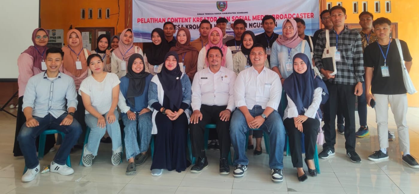 SEMANGAT: Peserta pelatihan bersama tim narasumber dan pegawai Disnaker Jombnag di Balai Desa Kromong Kecamatan Ngusikan, Jombang (29/8).