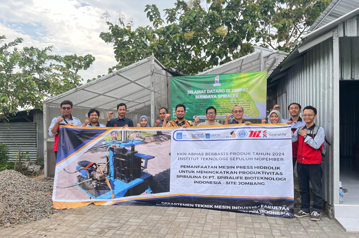 KOMPAK: Tim Pengabdi yang dipimpin Dedy Zulhidayat Noor, S.T., M.T., Ph.D, Ir.Arino Anzip, MEngSc dkk saat membantu pengembangan usaha Spirulina di Kecamatan Diwek, Jombang.