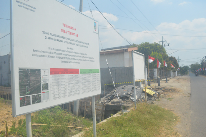 DIPULIHKAN: JUT di Desa Madiopuro, Kecamatan Sumobito, Jombang  terkontaminasi limbah B3 abu aluminium tengah dilakukan pembersihan KLHK.