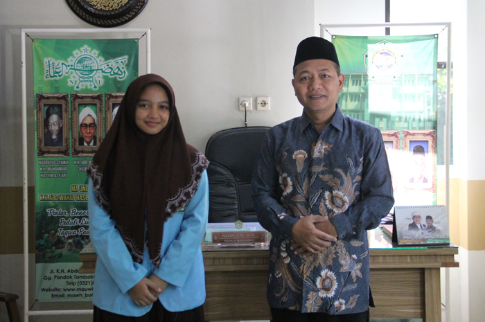 BANGGA: Kepala Madrasah Unggulan KH Abdul Wahab Hasbullah Tambakberas, Jombang, Faizun MPd, bersama Hadijah Zahra Aulia, yang lolos grand final MYRES 2024 di Ternate.