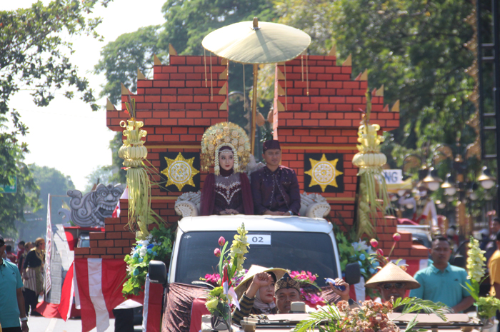 MERIAH: Pemkab Jombang melalui Dinas Pendidikan dan Kebudayaan Jombang sukses menggelar karnaval mobil hias memperingati HUT ke-79 Kemerdekaan RI, Sabtu (31/08/2024).