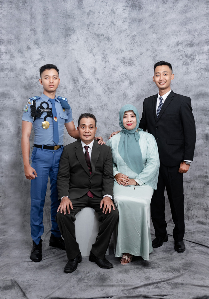 AKRAB: Kepala SMPN 1 Sumobito, Jombang Sugeng Hariyanto bersama keluarga.
