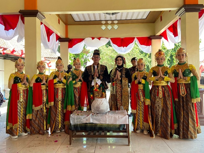 NGURI-URI SEJARAH DESA: Kepala Desa Karangdagangan Tambit saat mengikuti prosesi kirab budaya dalam rangkaian acara hari jadi Desa Karangdagangan ke-978.