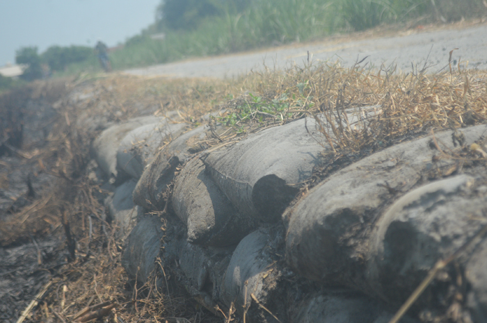 DITUMPUK: Jalan usaha tani di Desa Kendalsari, Kecamatan Sumobito, Jombang jadi lokasi timbunan limbah B3 abu aluminium (1/9).