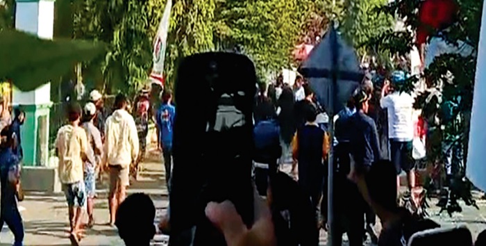 Tangkapan layar video karnaval peringatan HUT RI di Desa Rejosopinggir, Kecamatan Tembelang, Jombang diwarnai aksi tawuran kelompok pemuda.