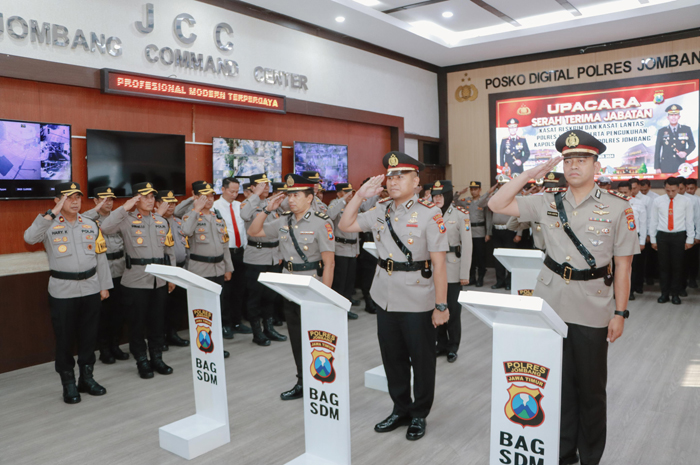 TEGAS: Kapolres AKBP Eko Bagus Riyadi memimpin sertijab di Ruang Jombang Comand Center Mapolres Jombang, Senin (2/9).