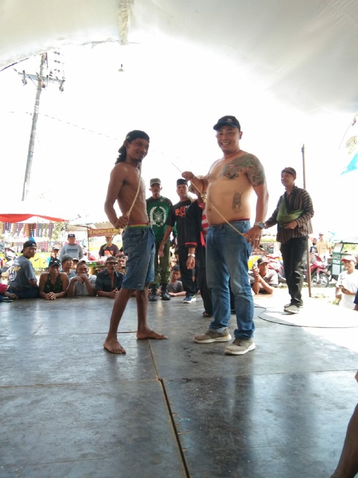 SERU: Warga adu kekuatan dalam tradisi ujung di Desa Mundusewu, Kecamatan Bareng, Jombang, Minggu (1/9).