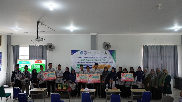 APRESIASI: H Haerul Anam, S.Pd.I, kepala SMP Sains Tebuireng foto bersama para juara.