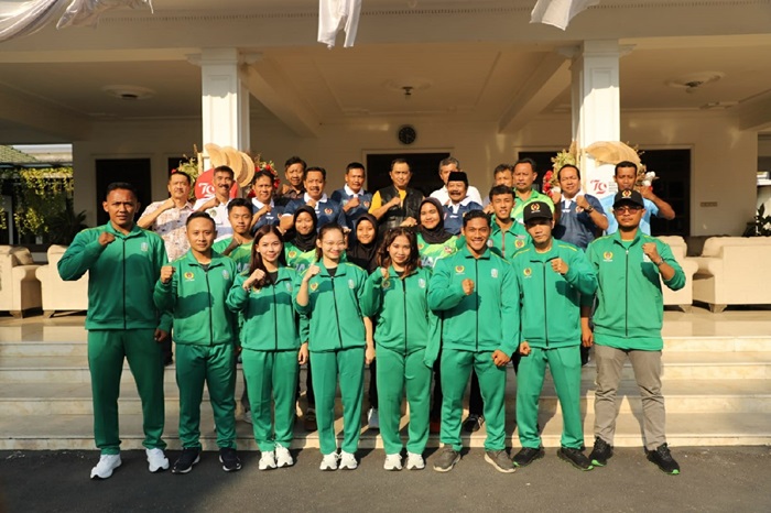 SEMANGAT: foto bersama atlet bersama pejabat Pemkab dan pengurus KONI Jombang, di ruang Swagata Pendopo Kabupaten Jombang, Sabtu (31/8)