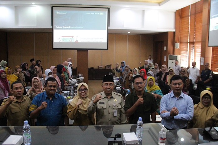 INOVATIF: Kepala Dinas Koperasi dan Usaha Mikro Kabupaten Jombang Fahrudin Widodo saat membuka kegiatan sosialisasi koperasi, Selasa (3/9).