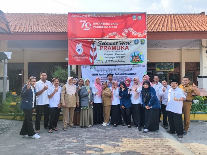 SUKSES: Tim PKM dari Universitas KH A Wahab Hasbullah mengadakan pelatihan pembelajaran dengan teknologi kamus digital di SLB Negeri Jombang.