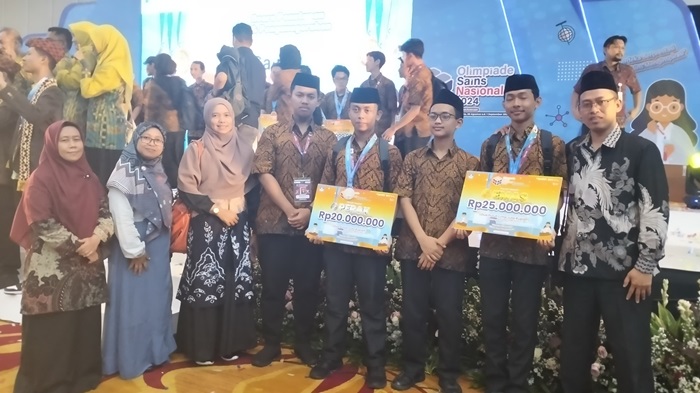 MEMBANGGAKAN: Kepala SMA Darul Ulum 2 Unggulan BPPT Jombang, Didik Sadianto, bersama siswanya saat mengikuti OSN tingkat nasional di Jakarta.