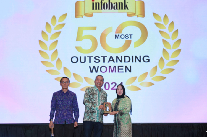 INSPIRATIF: Direktur Kepatuhan Bank Jombang, Suhariani, menerima penghargaan The Most Outstanding Woman dari Infobank Media Group.