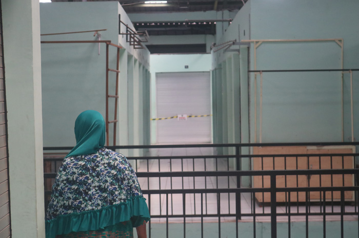 TUTUP: Kios Pasar Perak banyak yang tutup dan ditinggal pedagang berjualan di emperan jalan.