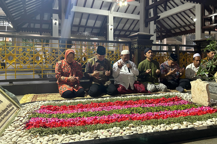 Bakal calon Gubernur dan Wakil Gubernur Jatim Tri Risma Harini dan Zahrul Azhar Asumta atau Gus Hans melakukan safari ke sejumlah pesantren di Kabupaten Jombang Rabu (4/9).