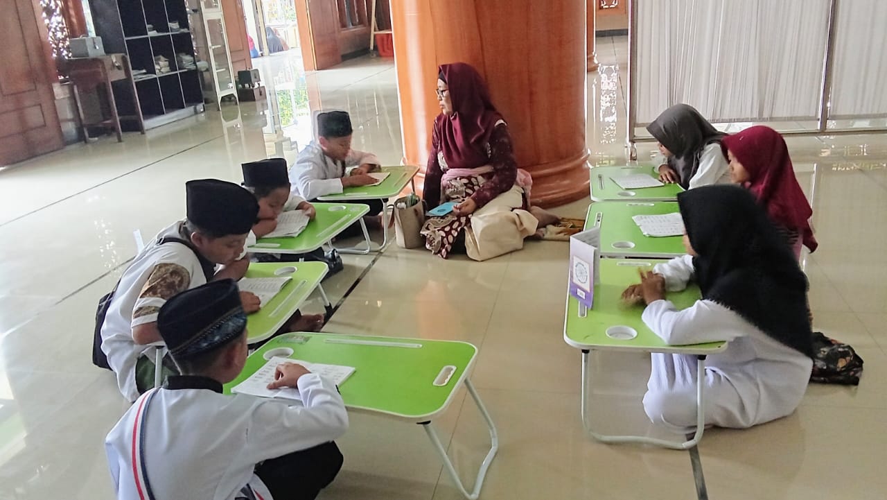 MENGABDI: Guru TPQ Nurul Hidayah Masjid Besar Nurul Hidayah Keboan Ngusikan, Jombang kala mengajar santri, (3/9).