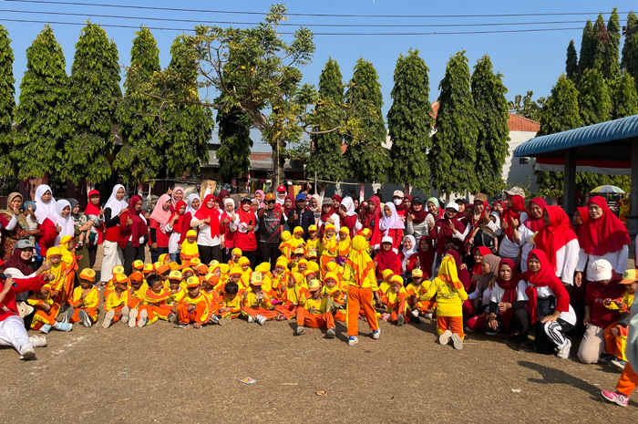 TELADAN: HM Syarif Hidayatullah ST MMT (Gus Sentot) saat menghadiri giat memeriahkan kemerdekaan RI dengan lomba-lomba murid RA Al Islamiyyah, Blimbing, Kesamben, Sabtu (31/8).