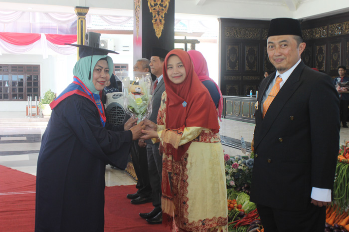 INOVATIF: Pj Bupati Jombang, Teguh Narutomo dan Pj Ketua TP PKK Jombang, Irnie Victorynie Teguh Narutomo, menghadiri wisuda sekolah lansia tangguh (selantang) dan sekolah keluarga (segara).