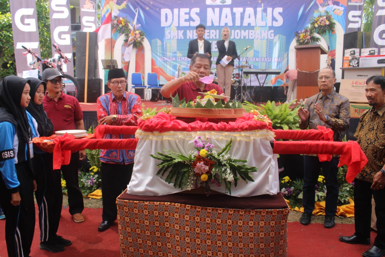 1.	SIMBOLIS: Potong tumpeng yang dilakukan Kepala SMKN 1 Jombang Siswo Rusianto.