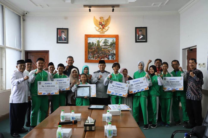 APRESIASI: Pj Bupati Jombang Teguh Narutomo menyampaikan apresiasi dana pendidikan kepada peserta O2SN, Jumat(6/9).