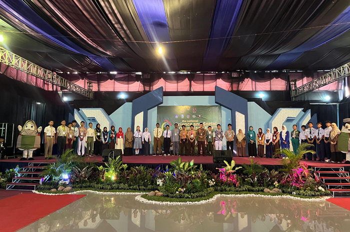 1.	MERIAH: Kepala SMA Darul Ulum 2 Unggulan BPPT Jombang, Didik Sadianto, bersama para finalis lomba SSO XXV 2024, Jumat (6/9).