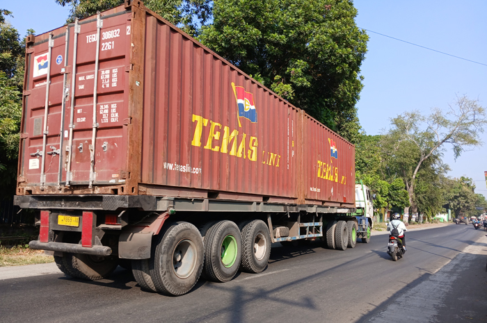 TEROBOS JALAN: Truk kontainer melintas di ruas Cukir-Mojowarno, Jombang.
