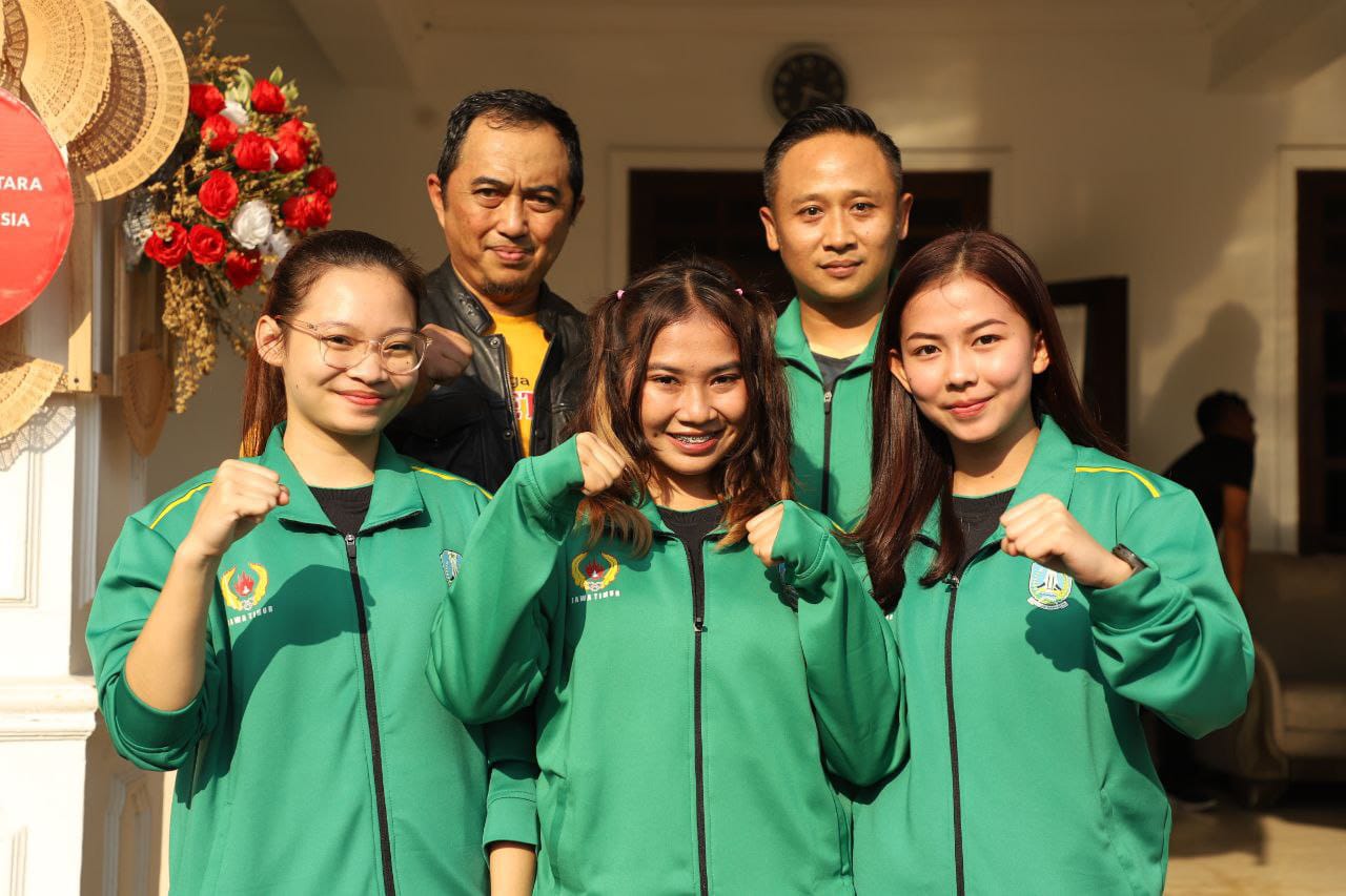 SEMANGAT: Tiga atlet dan satu wasit karate bersama Pj Bupati Teguh Narutomo di Pendopo Kabupaten Jombang, Sabtu (31/8).