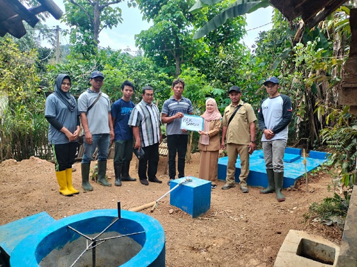 PEDULI: Kades Wonomerto Siswoyo Kecamatan Wonosalam menyerahkan bantuan biogas dari DLH Jombang kepada warganya (7/9).
