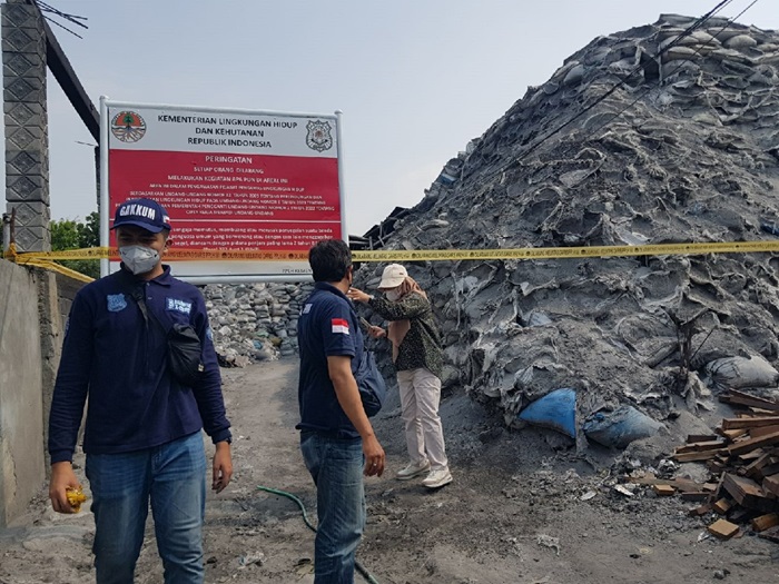 TEGAS: Kementerian Lingkungan Hidup dan Kehutanan RI menyegel 8 titik pabrik limbah B3 abu aluminium di Kecamatan Jogoroto, Jombang, Jumat (6/9).