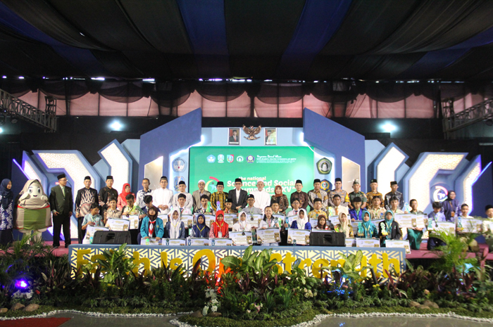 1.	SUKSES: Kepala SMA Darul Ulum 2 Unggulan BPPT Jombang, Didik Sadianto MPd mendampingi jajaran MPPDU, tamu undangan dan seluruh finalis SSO ke-25 saat closing ceremony, Sabtu (7/9).
