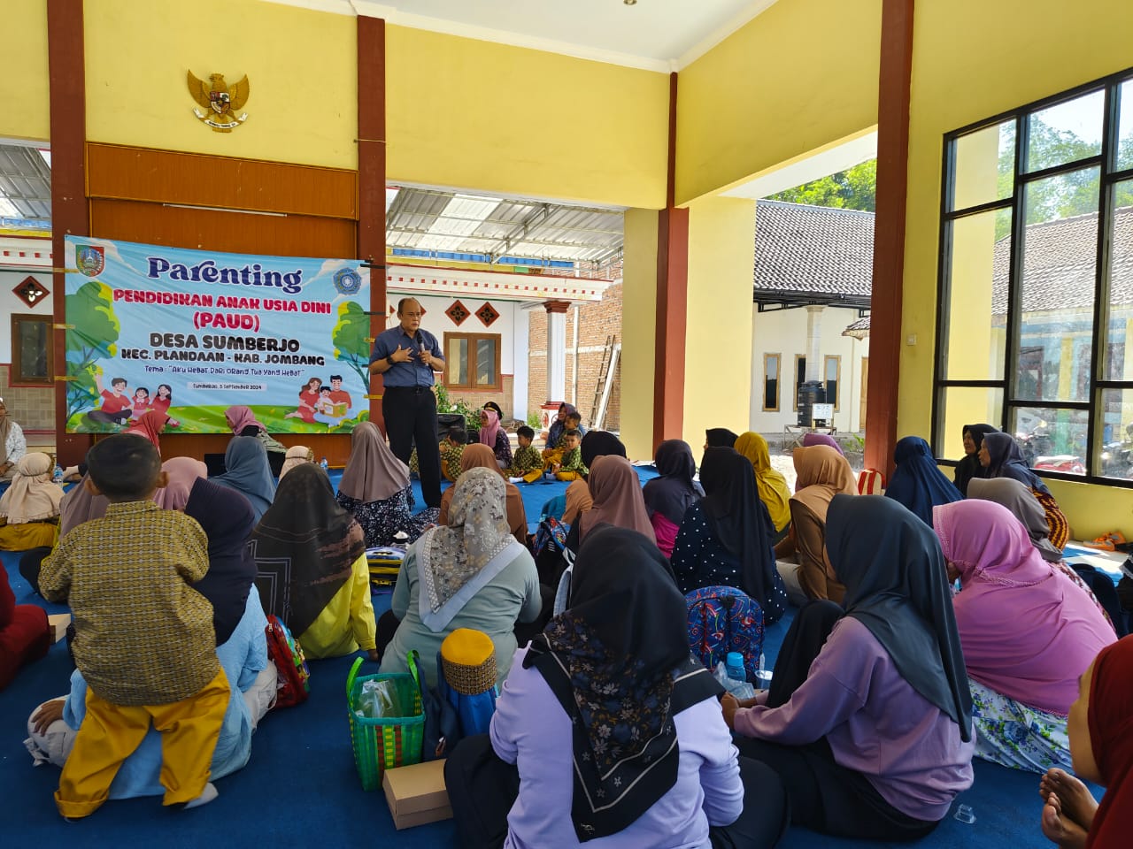 ANTUSIAS: Para wali murid meyimak dengan seksama terkait materi parenting yang diberikan saat acara seminar di pendopo kantor Desa Sumberjo, Kecamatan Plandaan, Jombang.